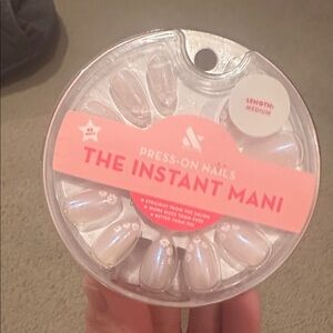 Olive & June Medium Daisy Chain Press-On Nails